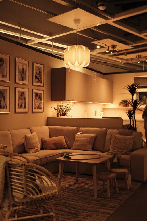 Tips for Creating a Cozy and Inviting Living Room Atmosphere at Home